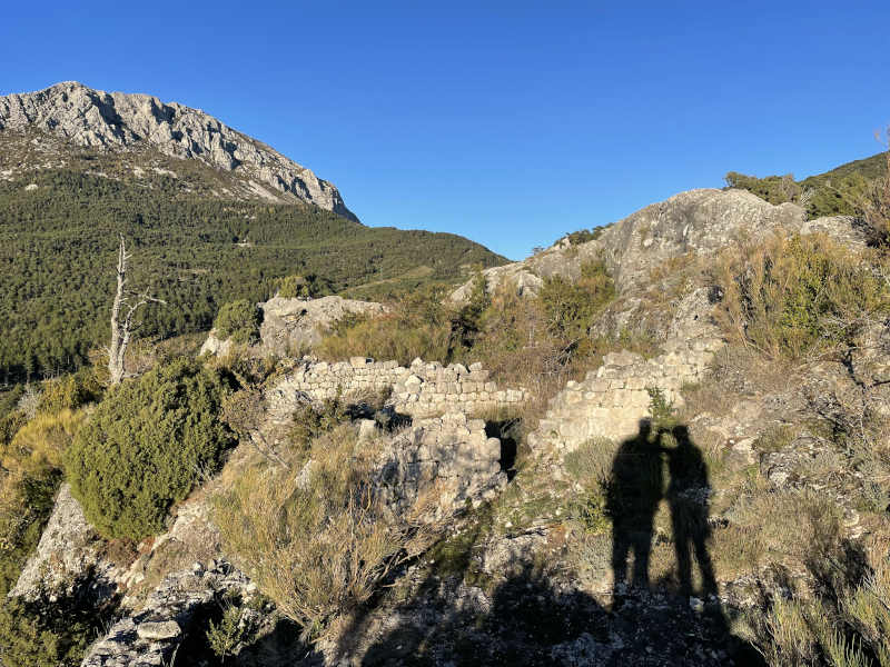 Zwei Schatten in einer Landschaft der Haute Provence